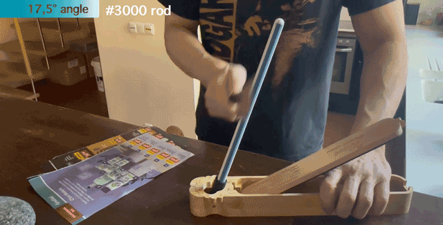 STEP4：ホワイトのロッドで仕上げ研ぎする様子